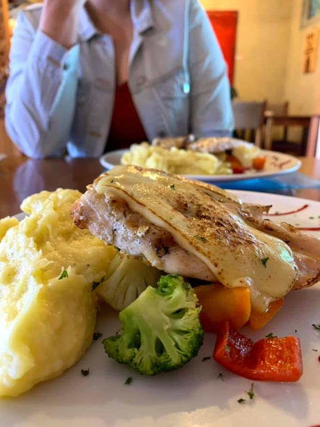 Almuerzo servido en la mesa del salón