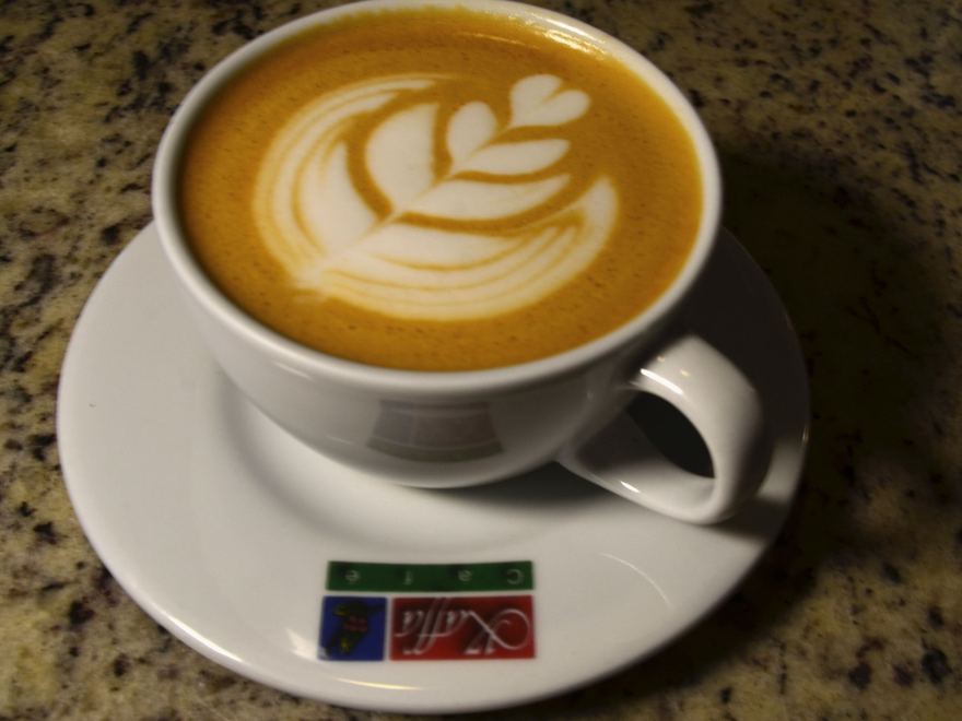 Capuchino de Kaffa con una rosetta dibujada en la leche