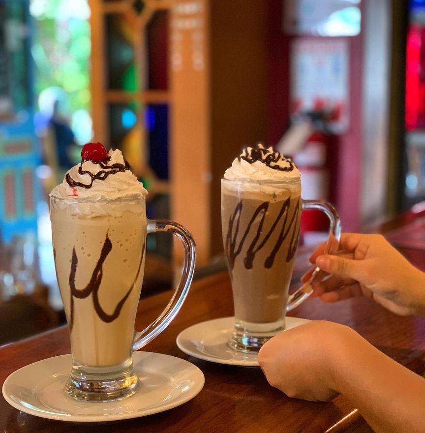 Dos cafés fríos con chantilly y sirope de chocolate