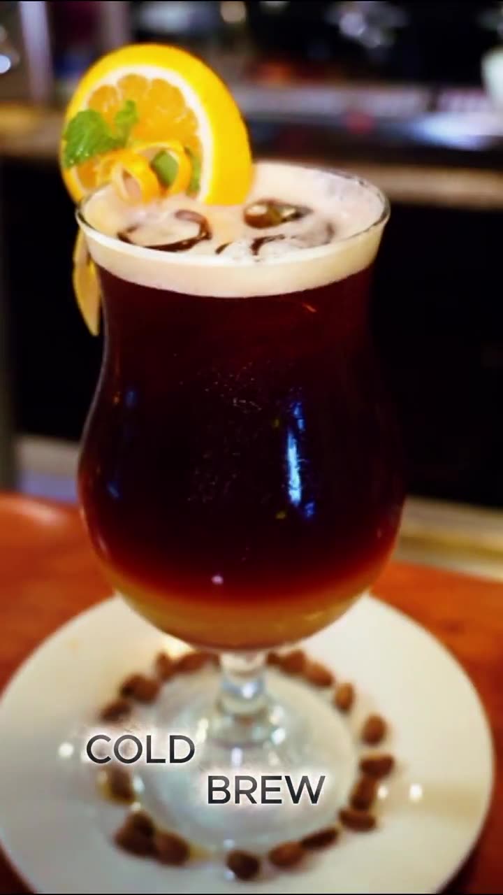Portada del video: el cold brew de Kaffa servido en copa, con naranja y grano