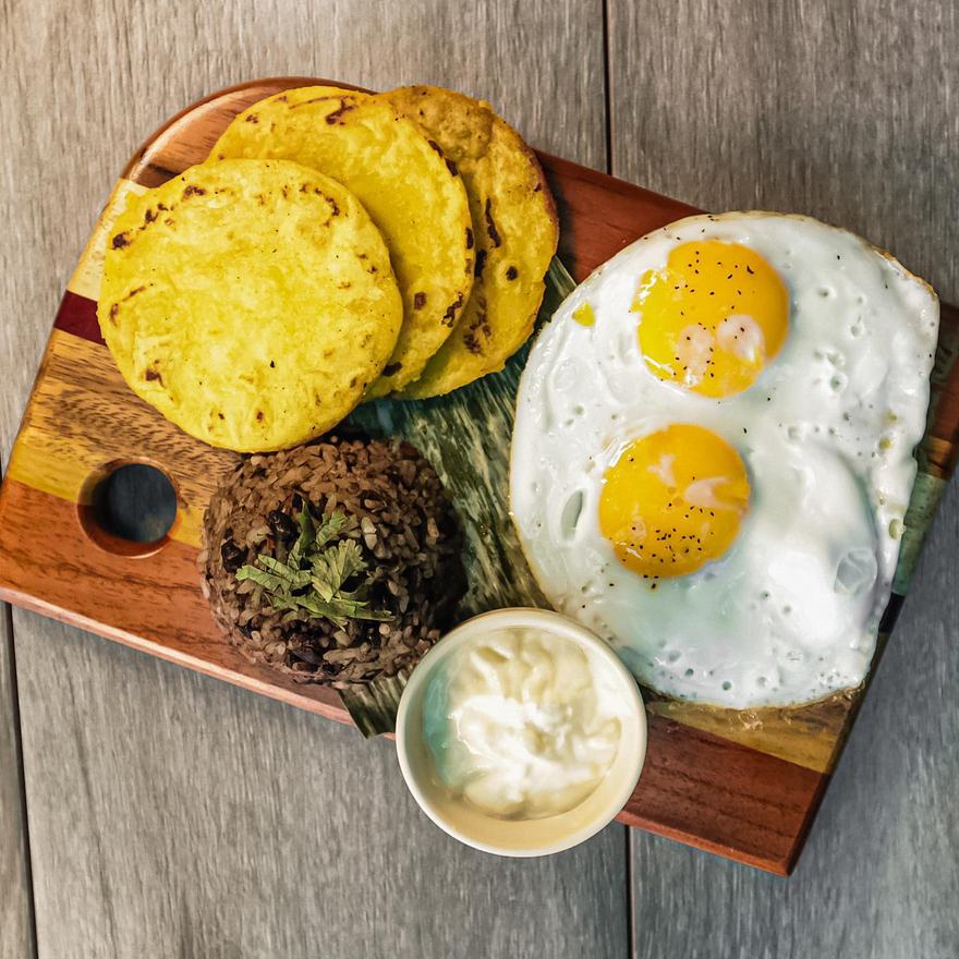 Desayuno típico de Kaffa: gallo pinto, huevos, tortilla palmeada y natilla