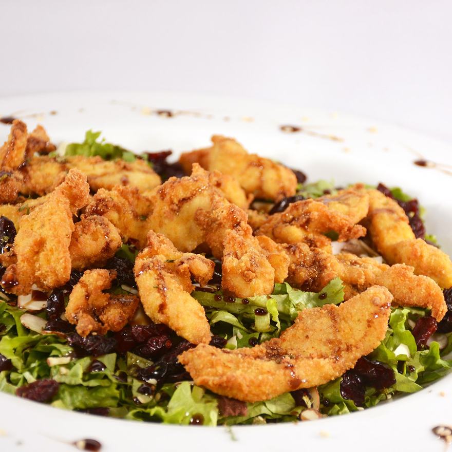 Ensalada oriental con pollo empanizado y cranberries