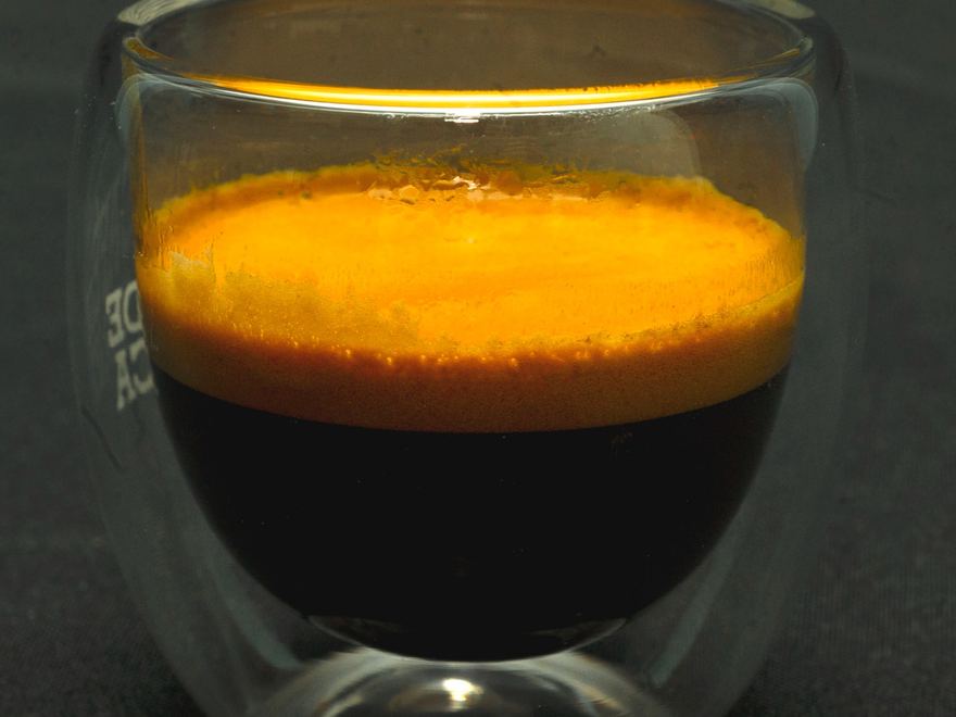 Un espresso de Kaffa en vaso de doble pared, con su crema