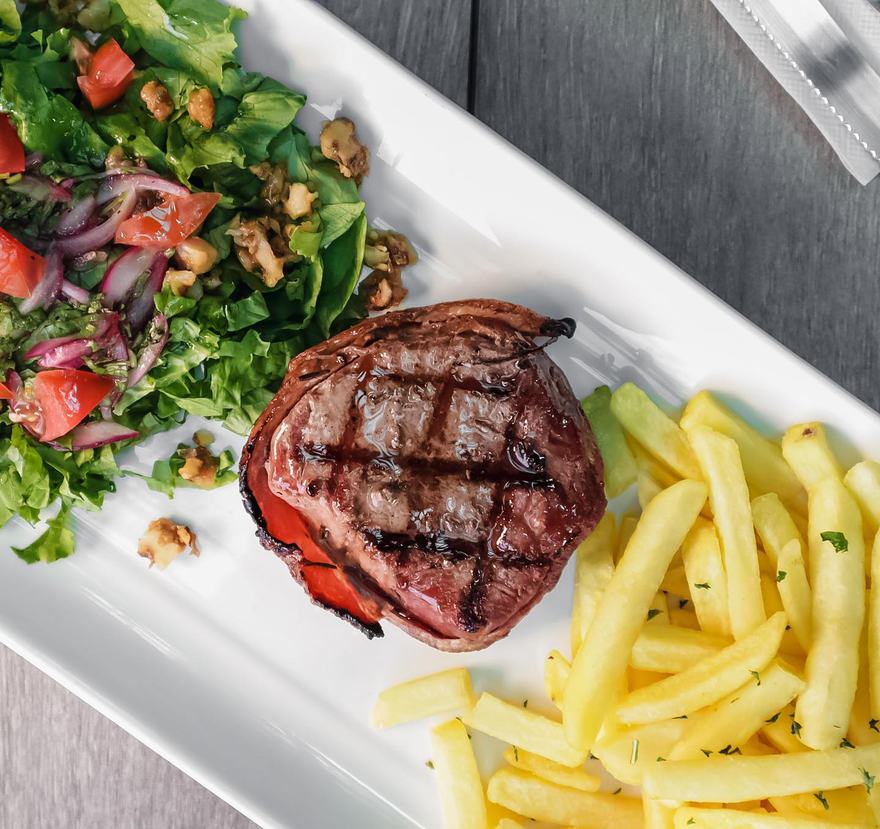 Filete mignon con papas cajún y ensalada verde