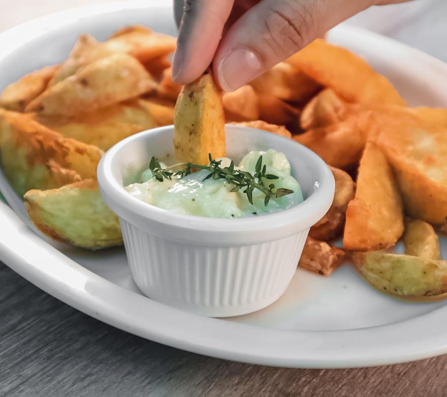 Papas campesinas en gajos, servidas con alioli