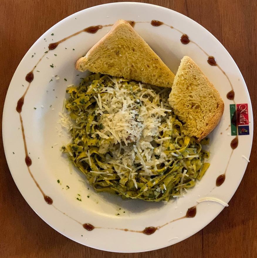Pasta al pesto con queso parmesano y pan tostado