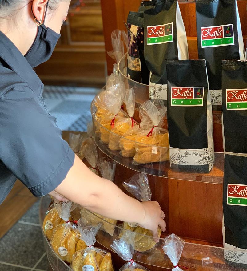 Vitrina de Kaffa con bolsas de café y repostería