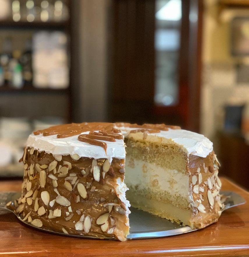Torta cubierta de almendras y caramelo