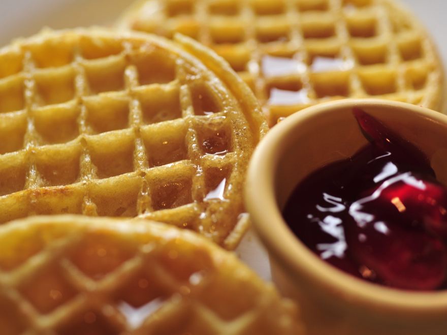 Waffles de la casa con miel y mermelada de frutos rojos